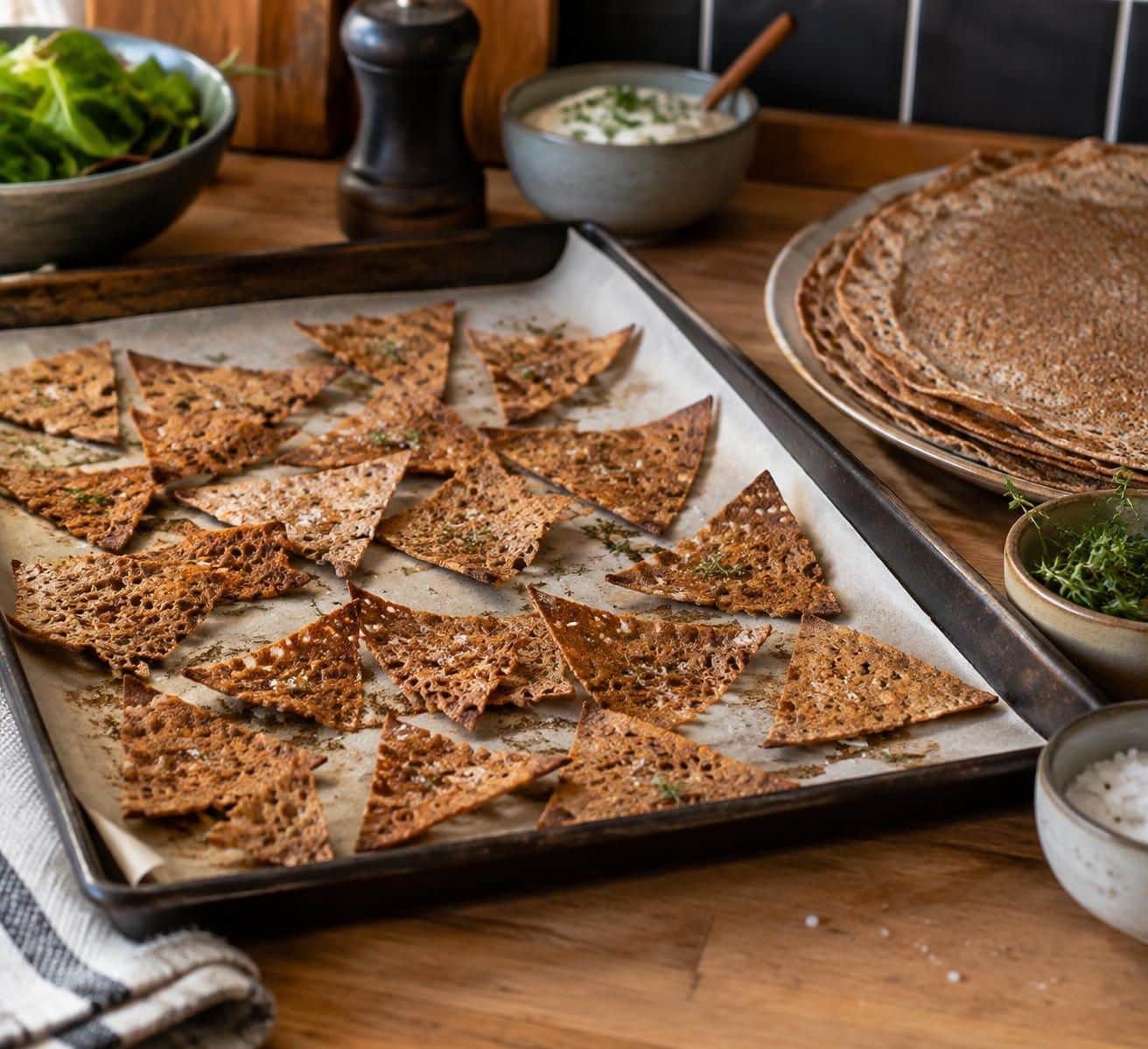 préparez des chips de galette de sarrasin croustillantes et faciles à réaliser, parfaites pour un apéritif gourmand et original.