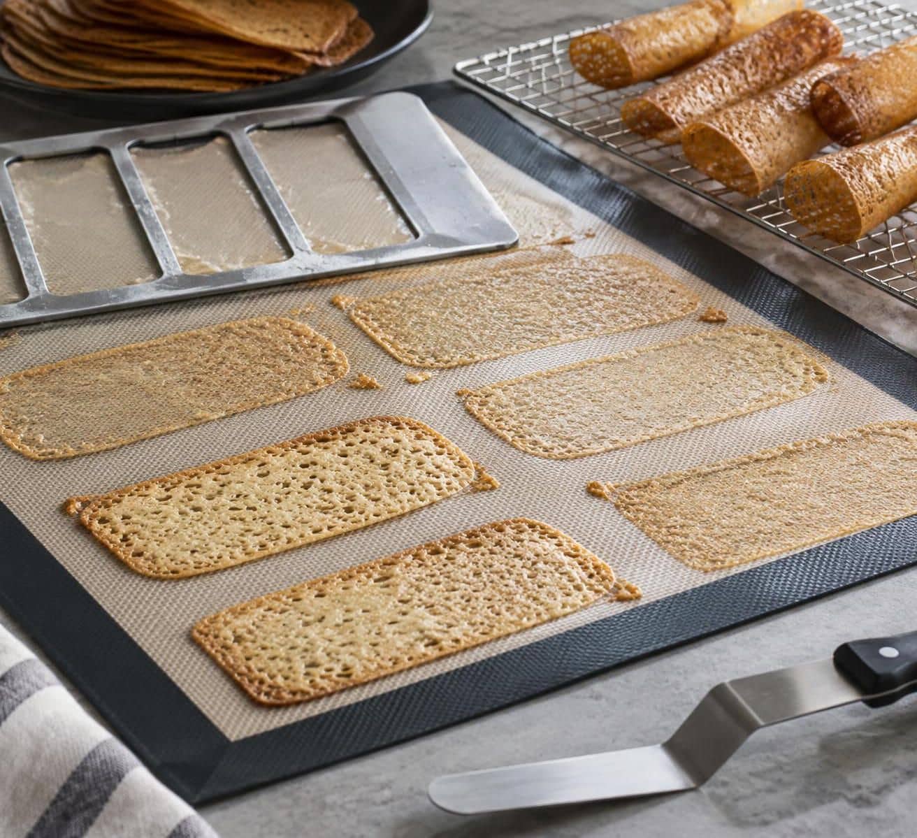 découvrez la recette des crêpes dentelle, ces biscuits bretons fins et croustillants, faciles à préparer pour accompagner café, thé ou dessert.